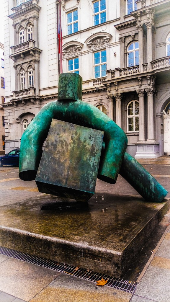 Statua della Giustizia - Piazza della Moravia