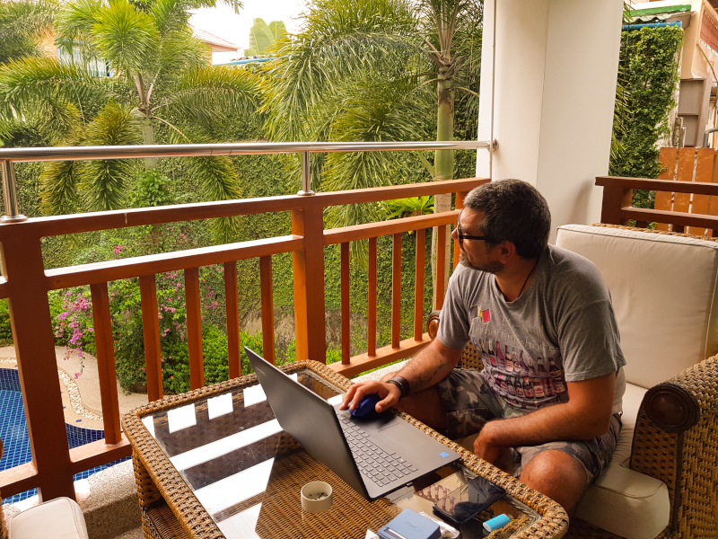 Phuket_lavorare_al_pc