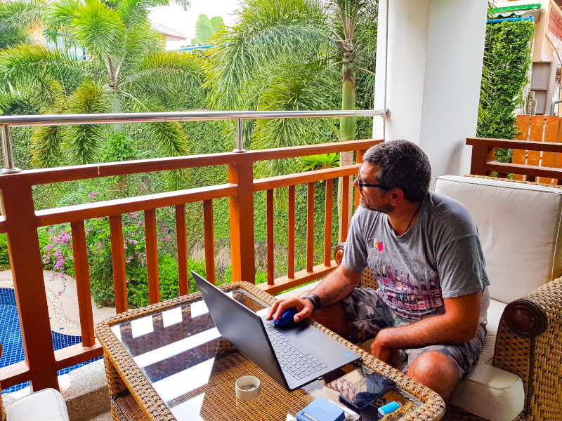 Come-affittare-casa-in-Thailandia - lavorare al PC