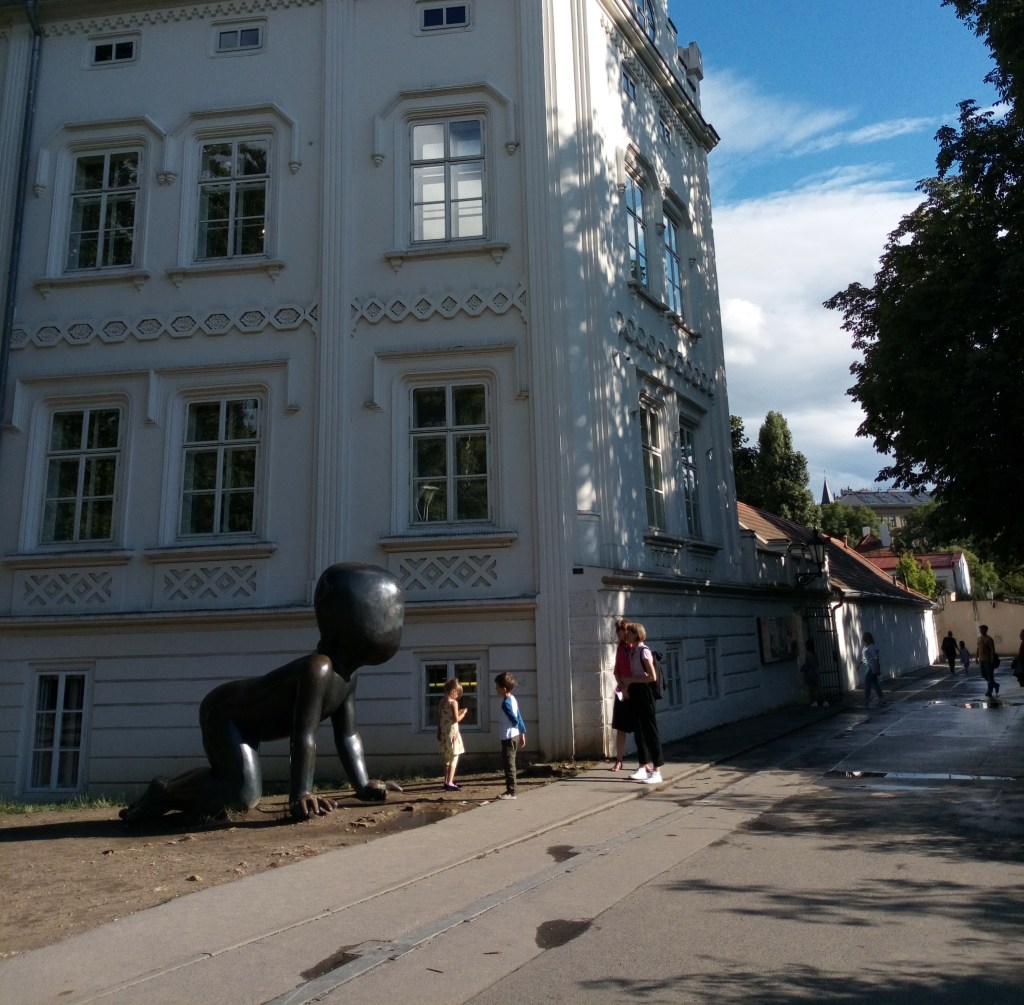 Tour stravaganti da fare a Praga le 9 statue più strane