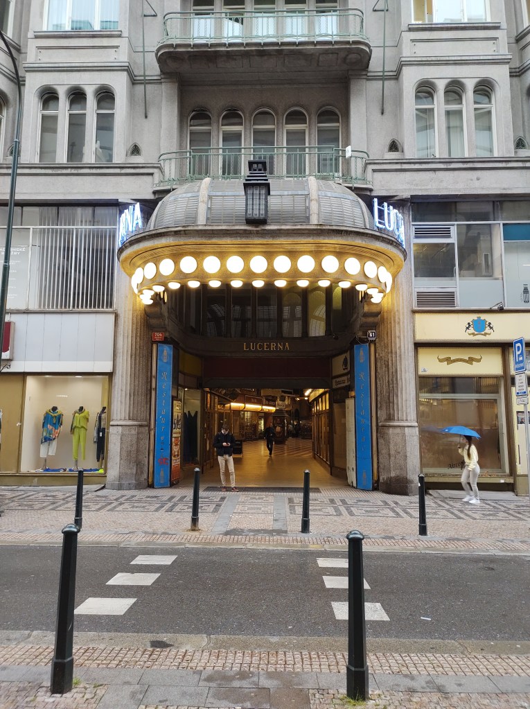 Tour stravaganti da fare a Praga le 9 statue più strane

