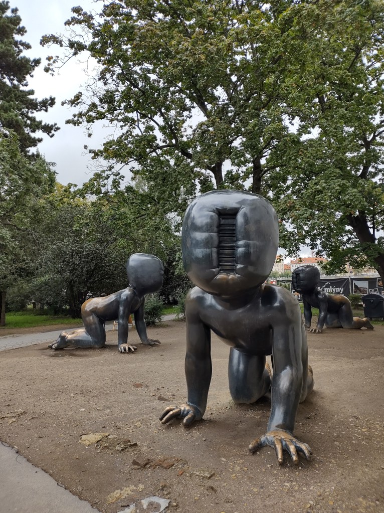 Tour stravaganti da fare a Praga le 9 statue più strane